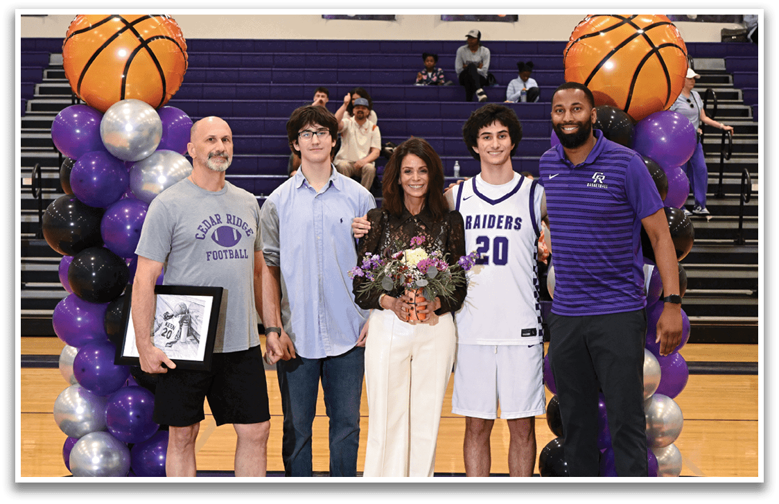 A group of people, including a man and a woman, pose for a photo on a basketball court. Contenido generado con IA