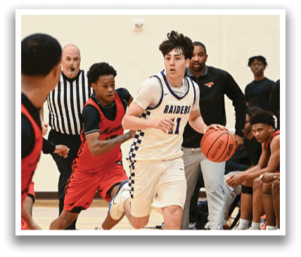 A basketball player is running with a basketball in his hand, while other players are watching. Contenido generado con IA