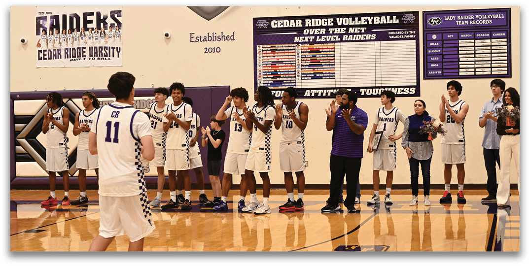 A group of people are standing on a basketball court, some of them holding flowers. Contenido generado con IA