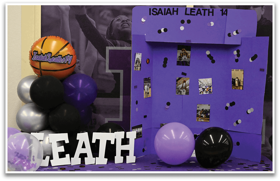 A purple display with a basketball and a sign that says “Isaiah Leath 14". Contenido generado con IA