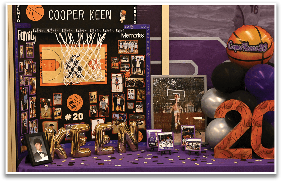 A basketball display with a banner that says “Cooper Keen" and a photo of a basketball player. Contenido generado con IA