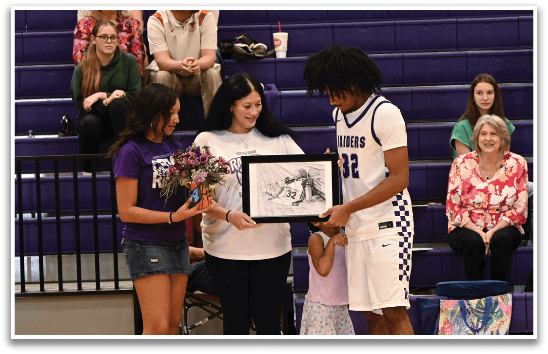 A group of people are standing on a basketball court, with one person holding a framed photo. Contenido generado con IA