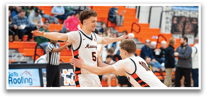 Two men on a basketball court, one with his arm around the other, both wearing shorts. Contenido generado con IA