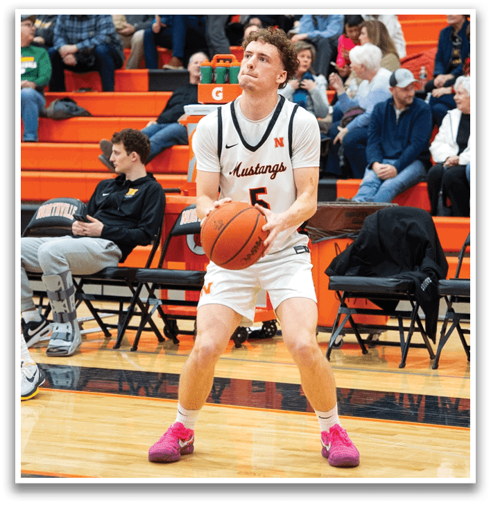 A basketball player is holding a basketball on the court. Contenido generado con IA