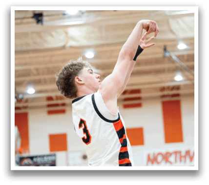 A basketball player wearing a number 3 jersey is jumping up to catch a basketball. Contenido generado con IA
