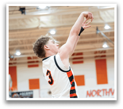 A basketball player wearing a number 3 jersey is jumping up to catch a basketball. Contenido generado con IA