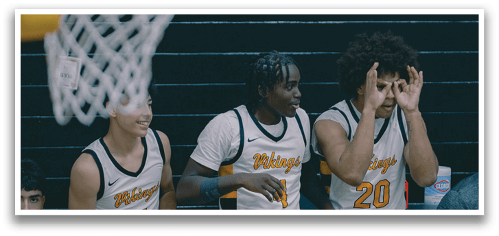 A group of basketball players are sitting on a bench, watching the game. Contenido generado con IA