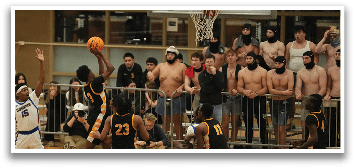 Basketball players on a court, one of them jumping to shoot the ball. Contenido generado con IA