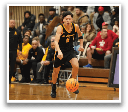 Basketball players on a court, one with a pink shoe. Contenido generado con IA