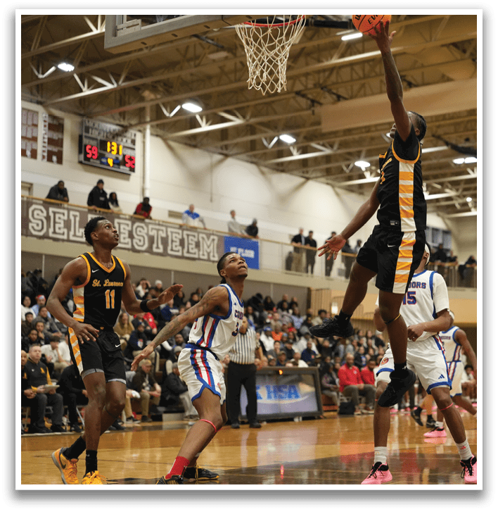 Basketball players on a court, one player jumping to block a shot. Contenido generado con IA