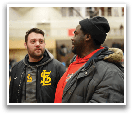 Two men wearing jackets and hats are talking to each other. Contenido generado con IA
