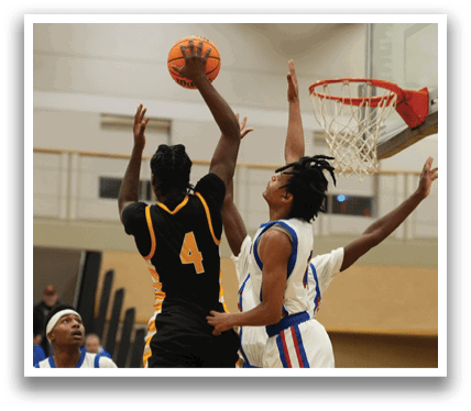 Basketball players are jumping for the ball in a game. Contenido generado con IA