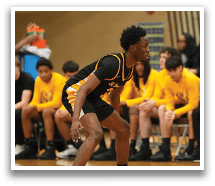A basketball game is taking place with players on the court. One player is holding a basketball, while another player is holding a basketball in his hand. The players are wearing uniforms and are actively engaged in the game. Contenido generado con IA