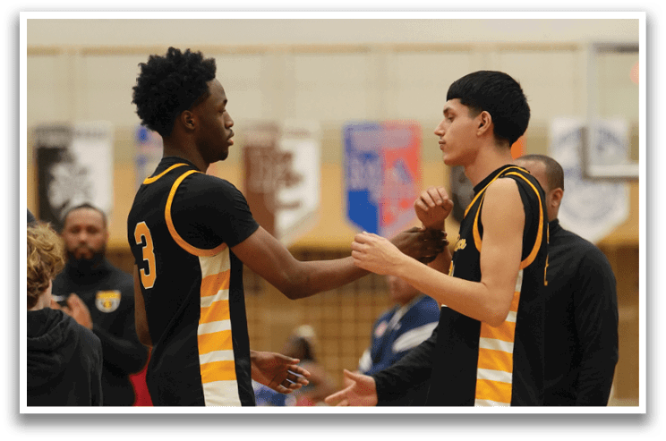 Two men shake hands on a basketball court. Contenido generado con IA