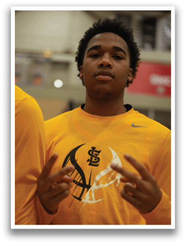 A man wearing a yellow shirt with a logo on it is making a hand gesture. Contenido generado con IA