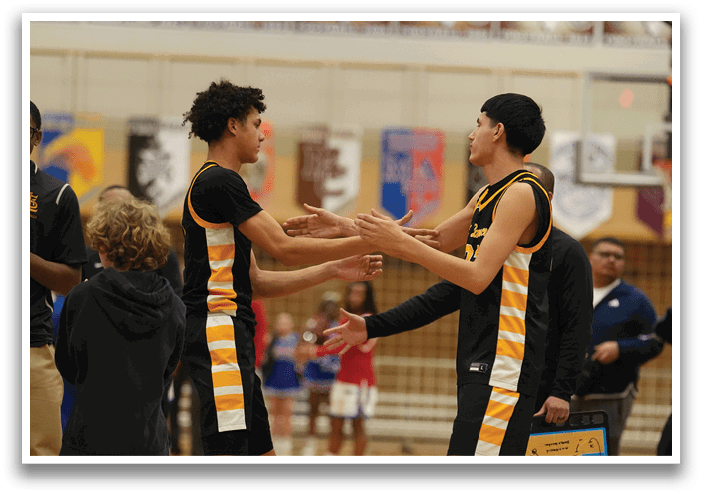 Two basketball players are shaking hands on the court. Contenido generado con IA