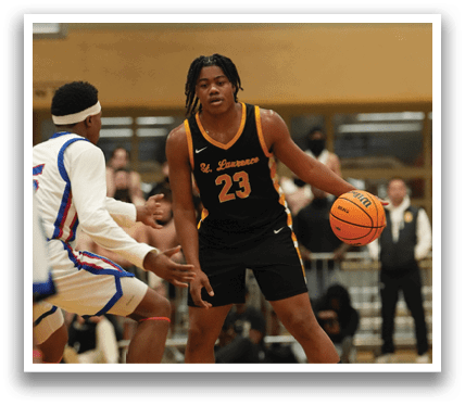 A female basketball player in a yellow jersey is running down the court, while a male player in a blue jersey is running behind her. The players are wearing shorts and are in motion. Contenido generado con IA