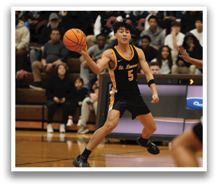 A basketball game is in progress with a player holding the ball and others on the court. The crowd is watching the game intently. Contenido generado con IA