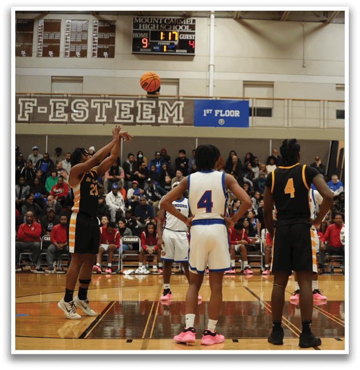 A basketball game is taking place with a player in the foreground holding a basketball. Contenido generado con IA