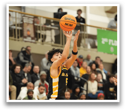 A basketball player is in the air, holding a basketball, while a crowd of people watch. Contenido generado con IA