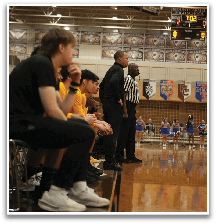 A group of people are sitting on chairs in a gym. Contenido generado con IA