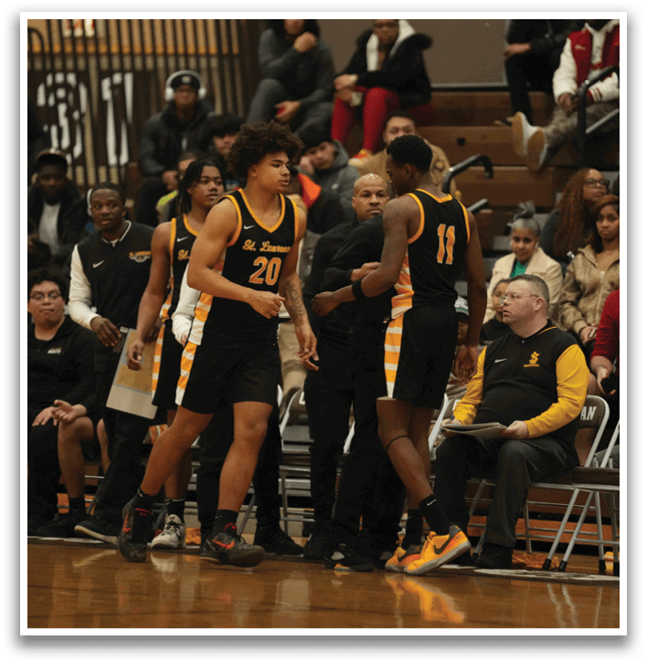 A group of basketball players on a court, with some sitting on chairs and others standing. Contenido generado con IA