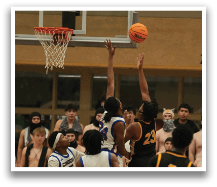 A basketball player is reaching for the ball in front of a crowd of people. Contenido generado con IA
