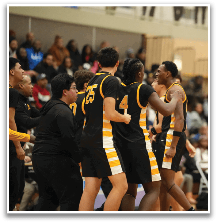 A group of people are standing on a basketball court, with some of them wearing uniforms. They are hugging each other, and one person is wearing a number 4 jersey. Contenido generado con IA