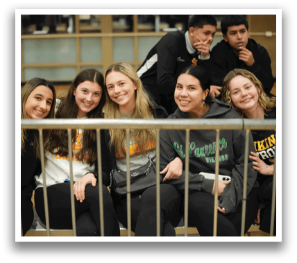 A group of girls are sitting on a bench, smiling for a picture. Contenido generado con IA