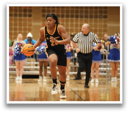 A basketball player in a yellow jersey is running with a basketball. Contenido generado con IA