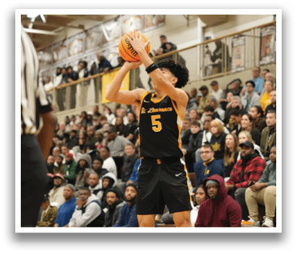 A basketball player is jumping in the air to catch the ball. Contenido generado con IA