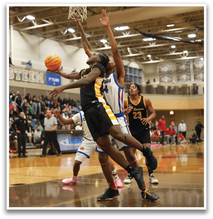 Basketball players on a court, one of them jumping to block a shot. Contenido generado con IA