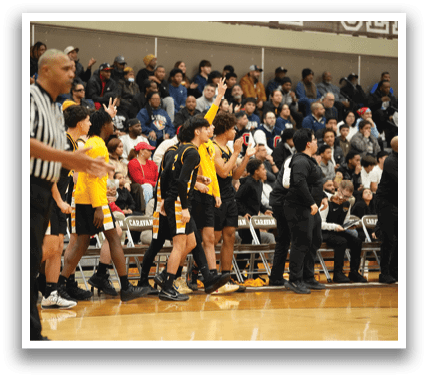 A group of people are playing basketball in a gym. Contenido generado con IA
