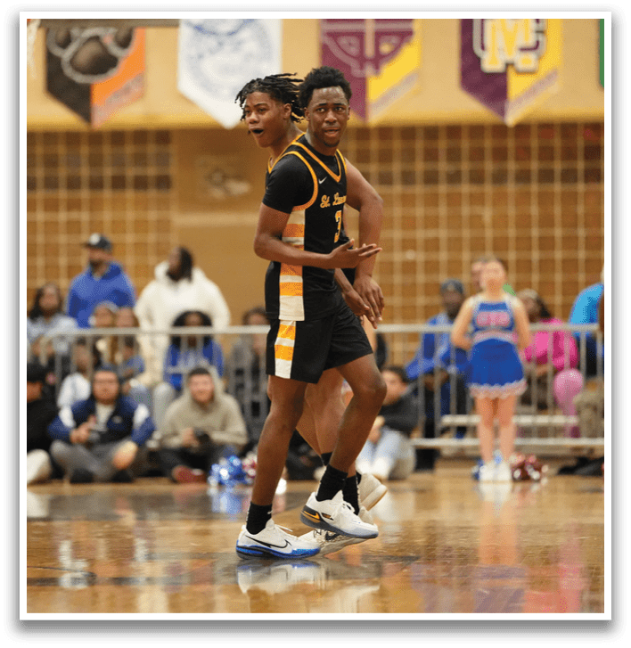 A group of basketball players are on the court, some of them holding basketballs. Contenido generado con IA