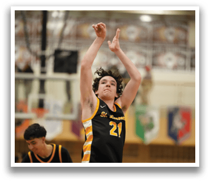 A man wearing a basketball jersey with the number 23 on it is walking on a basketball court. Contenido generado con IA