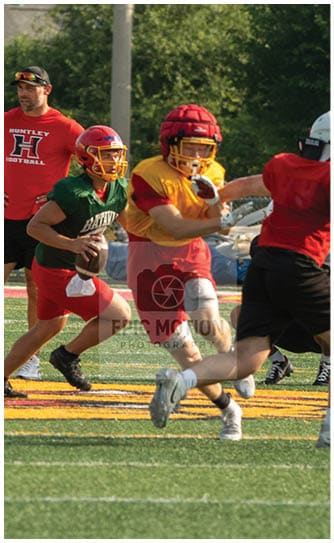 A football player catching a ball. Description generated by AI