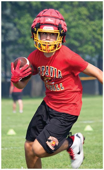 A football player catching a ball. Description generated by AI