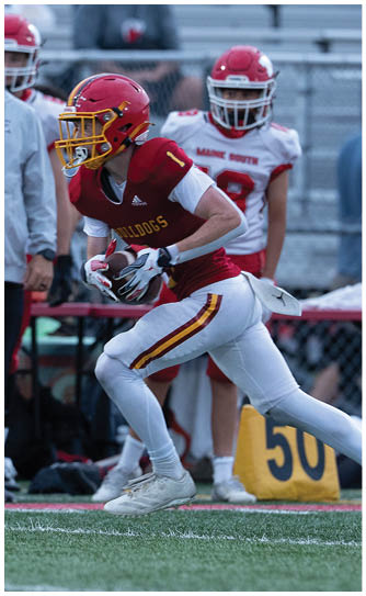A football player catching a ball. Description generated by AI