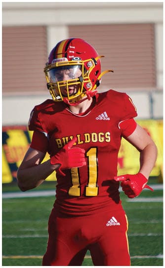 A football player catching a ball. Description generated by AI