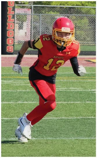 A football player catching a ball. Description generated by AI