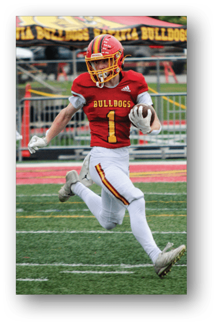 A football player catching a ball. Description generated by AI