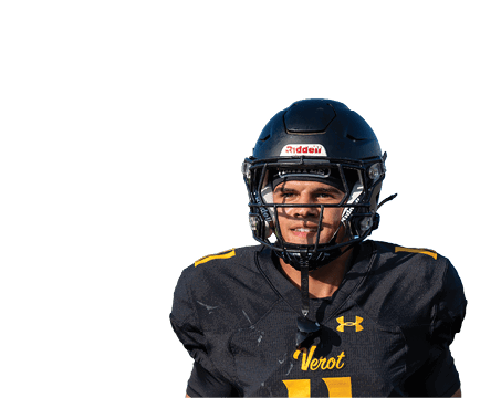 A person wearing a black football uniform with the number 11 and a helmet is standing outdoors with a focused expression. Descripci n generada con IA