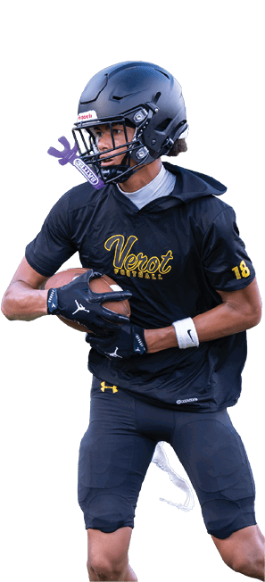 A person wearing a black football uniform and helmet is running on a grassy field while holding a football. Descripci n generada con IA