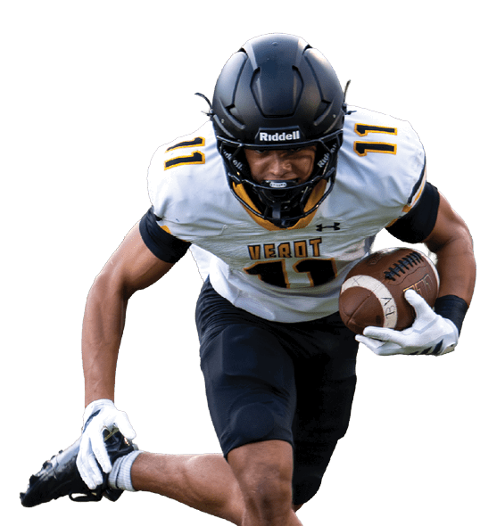 A person wearing a black helmet and white sports jersey with the number 11 is running on grass while holding a football. Descripci n generada con IA