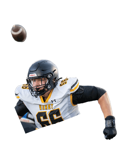 A person wearing a black helmet and white sports jersey with the number 56 is actively reaching out during a football game with a blurred football in midair. Descripci n generada con IA