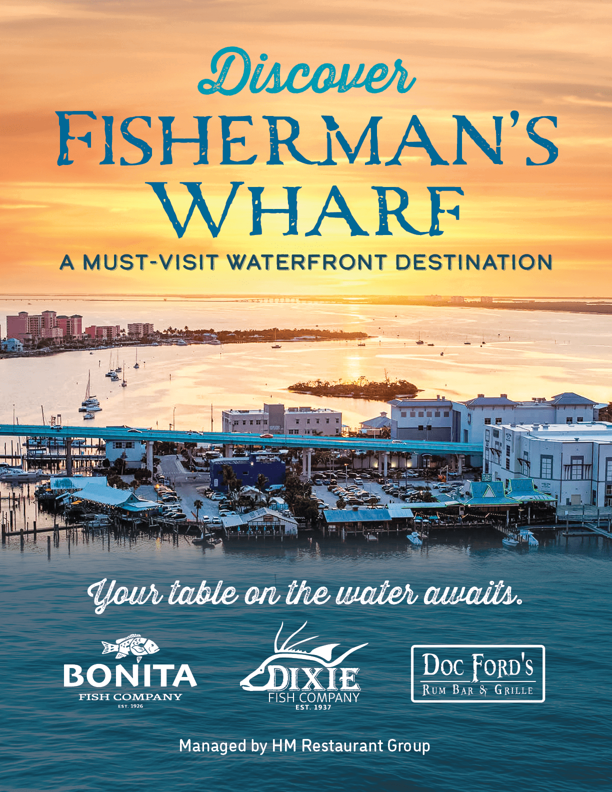 A scenic waterfront view at sunset with boats docked near buildings and text promoting Fisherman's Wharf as a must-visit destination with dining options. Descripci n generada con IA