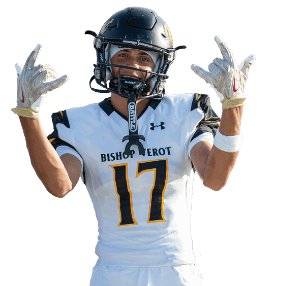 A person wearing a football uniform with the number 17 and a helmet is smiling and making hand gestures on a sports field. Descripci n generada con IA