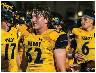 A group of people wearing yellow football uniforms with “VEROT" printed on them are gathered together, with one person in the foreground smiling and looking to the side. Descripci n generada con IA