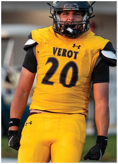 A person wearing a yellow football uniform with the number 20 and the word Verot stands on a football field. Descripci n generada con IA