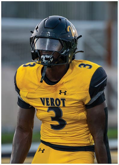 A person wearing a yellow and black football uniform with the number 3 and the word Verot on the jersey is standing on a field. Descripci n generada con IA